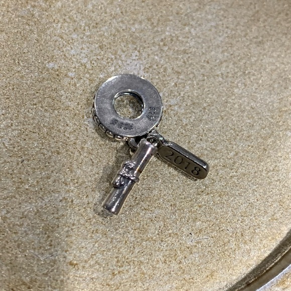 PANDORA (BB) 2018 Graduation Scroll School Dangle 797396 - Picture 1 of 1